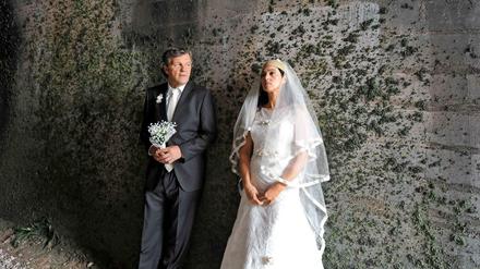 Monica Bellucci als die Braut und Emir Kusturica als Kosta in "On The Milky Road".
