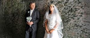 Monica Bellucci als die Braut und Emir Kusturica als Kosta in "On The Milky Road".