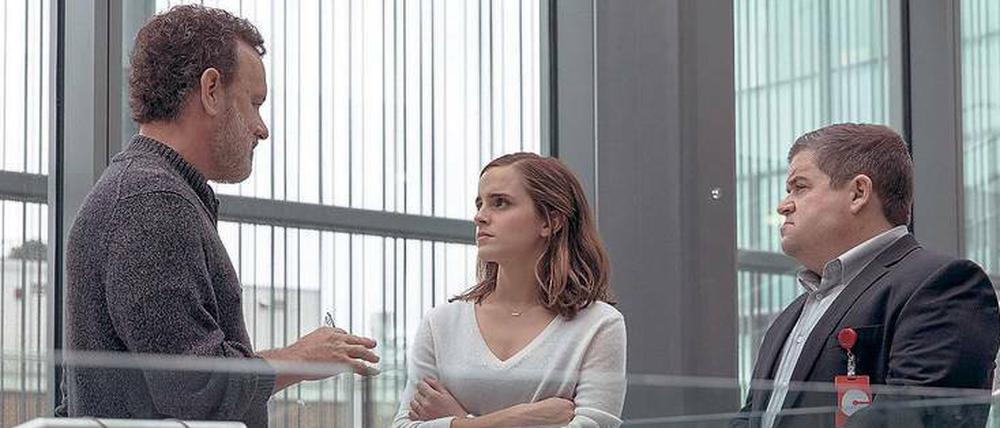 Emma Watson als Mae und Tom Hanks, links, als "Circle"-Boss. Rechts Tom Stenton als Co-Boss Patton Oswalt