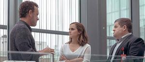 Emma Watson als Mae und Tom Hanks, links, als "Circle"-Boss. Rechts Tom Stenton als Co-Boss Patton Oswalt