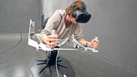 Eintauchen in eine andere Welt. Der Icaros Virtual-Reality-Flugsimulator kann getestet werden. 