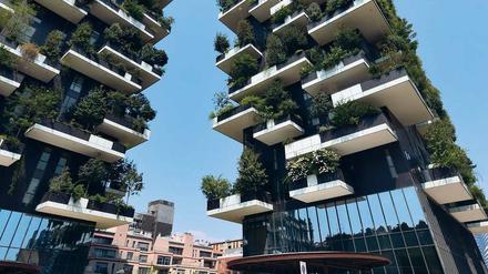 Gartenturm. Der „Bosco Verticale“-Turm in Mailand, 2015. 