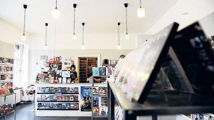 Getränkemixen und Online-Verleih? Niemals. Die Kreuzberger Kultvideothek „Videodrom“ in der Friesenstraße, Berlins älteste und wohl bestsortierte Programmvideothek mit immer noch über 30 000 Filmen.