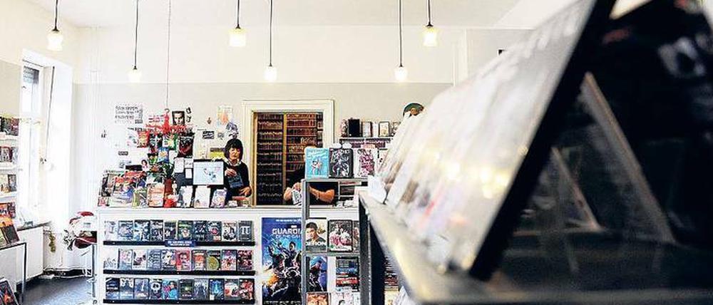 Getränkemixen und Online-Verleih? Niemals. Die Kreuzberger Kultvideothek „Videodrom“ in der Friesenstraße, Berlins älteste und wohl bestsortierte Programmvideothek mit immer noch über 30 000 Filmen.