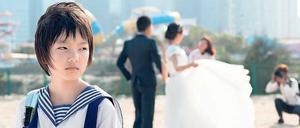 Hilflos. Jia Nian Hua in „Angels Wear White“ von Vivian Qu. 