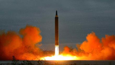 Die von der Regierung Nordkoreas am 30.08.2017 verbreitete Aufnahme soll den Start einer ballistischen Mittelstreckenrakete des Typs «Hwasong-12» am 29.08.2017 in Pjöngjang, Nordkorea, zeigen.