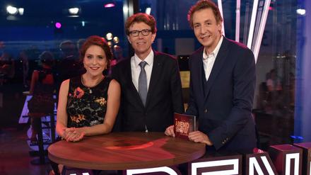 Flughafenchef Engelberg Lütke Daldrup (Mitte) war der erste Gast, den die "Abendshow"-Moderatoren Britta Steffenhagen und Marco Seiffert in der Sendung hatten. Die Premierensendung wurde live vom Flughafen BER gesendet, sonst wird das Studio im Fernsehzentrum an der Masurenallee aufgebaut. 