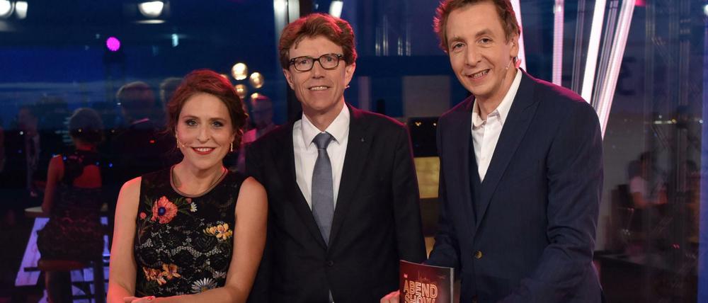 Flughafenchef Engelberg Lütke Daldrup (Mitte) war der erste Gast, den die "Abendshow"-Moderatoren Britta Steffenhagen und Marco Seiffert in der Sendung hatten. Die Premierensendung wurde live vom Flughafen BER gesendet, sonst wird das Studio im Fernsehzentrum an der Masurenallee aufgebaut.