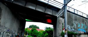 Bahnbrücke Kaskelstraße. Nur vollgesprayt oder auch marode?