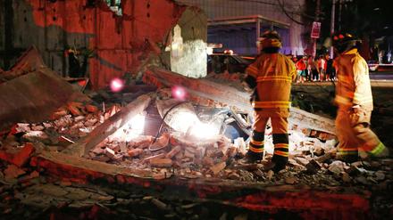 Rettungskräfte im Viertel Iztacalco in Mexiko-Stadt.