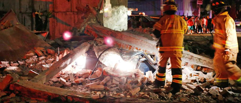 Rettungskräfte im Viertel Iztacalco in Mexiko-Stadt.