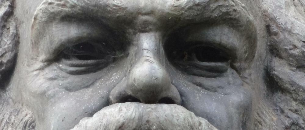 Die Büste auf dem Grab von Karl Marx auf dem Friedhof von Highgate in London. Sie wurde 1956 enthüllt.