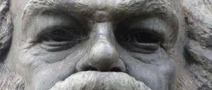 Die Büste auf dem Grab von Karl Marx auf dem Friedhof von Highgate in London. Sie wurde 1956 enthüllt.