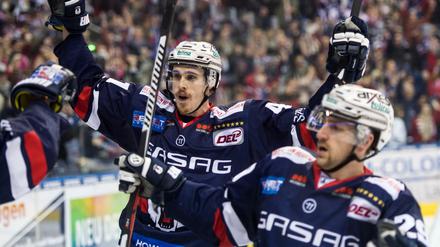 Louis-Marc Aubry (l.) steht nach seiner Fingerverletzung nun wohl wirklich vor einer Rückkehr ins Team.