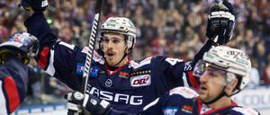Louis-Marc Aubry (l.) steht nach seiner Fingerverletzung nun wohl wirklich vor einer Rückkehr ins Team.