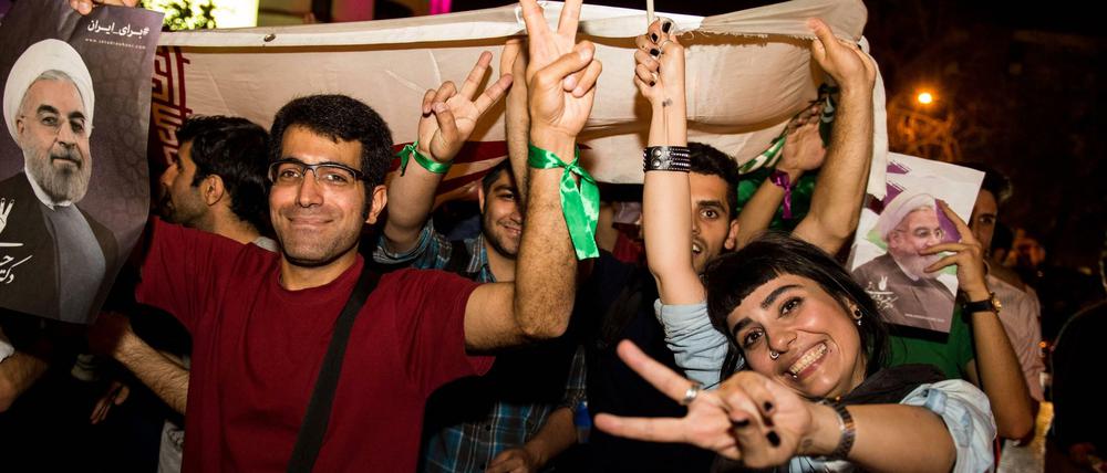 Unterstützer von Hassan Rohani, dem alten und neuen Präsidenten Irans, feiern im Mai 2017 in den Straßen Teheran.