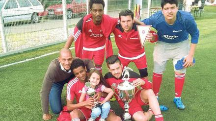 Sportlich. Das Team „RheinFlanke“ mit Trainer Dennis Wolf (links außen) freut sich über den Auswärtssieg bei einem Charity-Turnier in Braunschweig. 