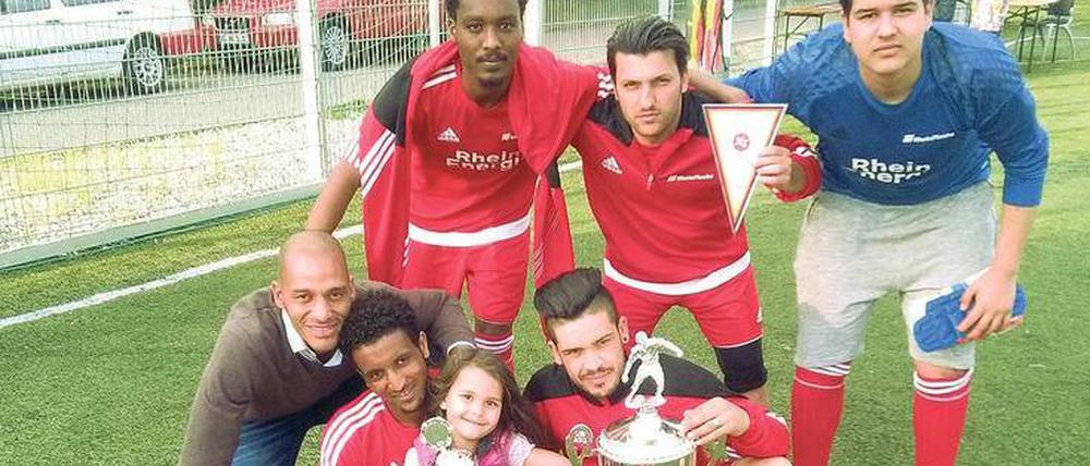 Sportlich. Das Team „RheinFlanke“ mit Trainer Dennis Wolf (links außen) freut sich über den Auswärtssieg bei einem Charity-Turnier in Braunschweig.