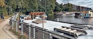 Seeblick am Paul-und-Paula-Ufer, eine begehrte Berliner Lage für Hausboote und Spaziergänger. 