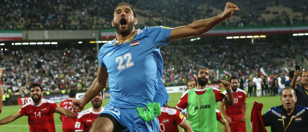 Die Spieler der syrischen Nationalmannschaft jubeln nach dem Abpfiff über das 2:2 gegen den Iran.