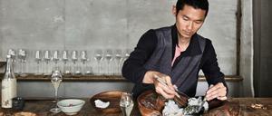 Kuma Kenta serviert in seinem Restaurant Kumami Forelle im Salzmantel.