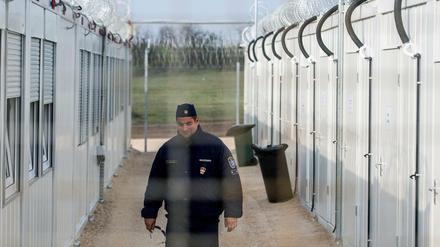 Ein ungarischer Polizist patrouilliert durch das neue Internierungslager für Asylsuchende an der Grenze zu Serbien. 
