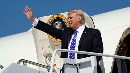 Der US-Präsident Donald Trump hat sich überraschend mit den Demokraten auf eine Verlängerung der Schuldenobergrenze geeinigt.