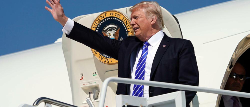 Der US-Präsident Donald Trump hat sich überraschend mit den Demokraten auf eine Verlängerung der Schuldenobergrenze geeinigt.