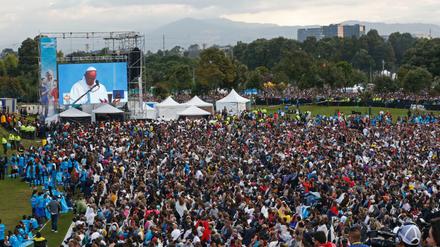 Gläubige haben sich während der Papstmesse auf dem Simon Bolivar Platz in Bogota versammelt.