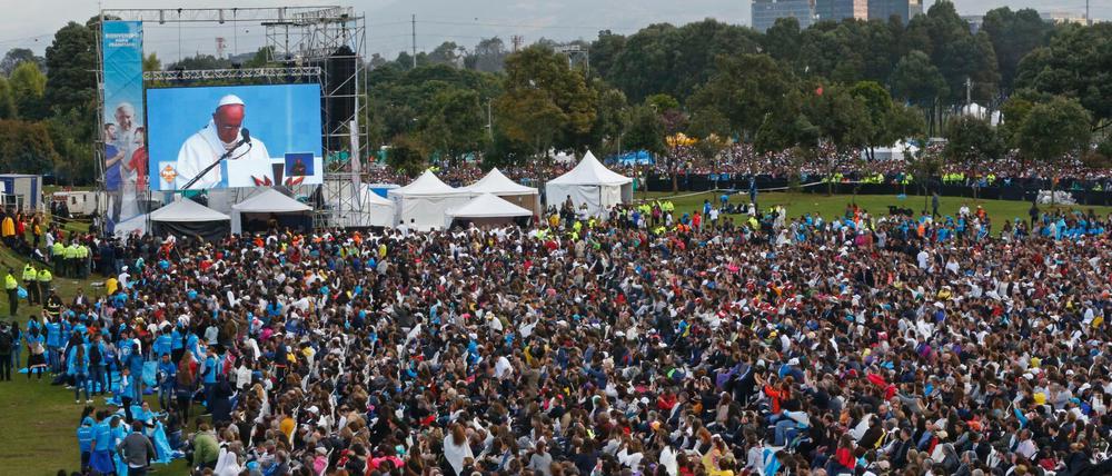 Gläubige haben sich während der Papstmesse auf dem Simon Bolivar Platz in Bogota versammelt.