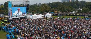 Gläubige haben sich während der Papstmesse auf dem Simon Bolivar Platz in Bogota versammelt.