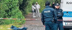 Der Fundort. Der Fußweg zwischen Bahndamm und Zoo. 