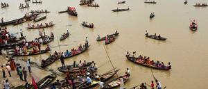 Indien, ein Land zwischen Tradition und Moderne. Hier das traditionelle Wettruder-Festival am Rudrasagar See, südöstlich von Agartala.
