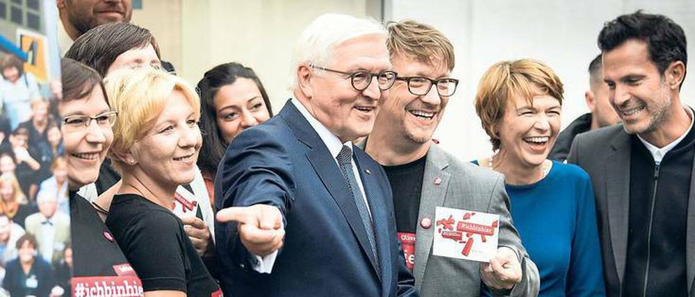 Fröhlich, herzlich, den Menschen zugewandt. Bundespräsident Frank-Walter Steinmeier und seine Frau Elke Büdenbender (zweite v.r.) empfingen zwei Tage hintereinander Gäste aus dem ganzen Land.