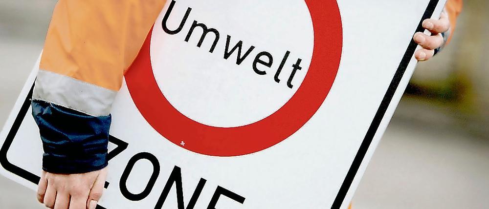 Mit oder ohne blaue Plakette. Schon heute kann man Autos kaufen, mit denen man künftig in alle Umweltzonen fahren kann. 