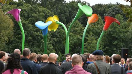 Zahlreiche Menschen nehmen am 07.09.2017 in Berlin an der Einweihung vom Denkmal für die erste homosexuelle Emanzipationsbewegung teil.