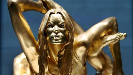 Ein Ideal? Yoga wird oft als Wunderwaffe dargestellt. (Im Bild goldene Kate-Moss-Skulptur im British Museum.)