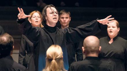 Rundgesang. Dirigent Teodor Currentzis und sein Chor. 
