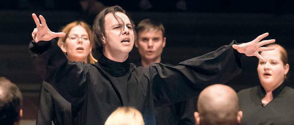 Rundgesang. Dirigent Teodor Currentzis und sein Chor.