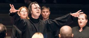 Rundgesang. Dirigent Teodor Currentzis und sein Chor.