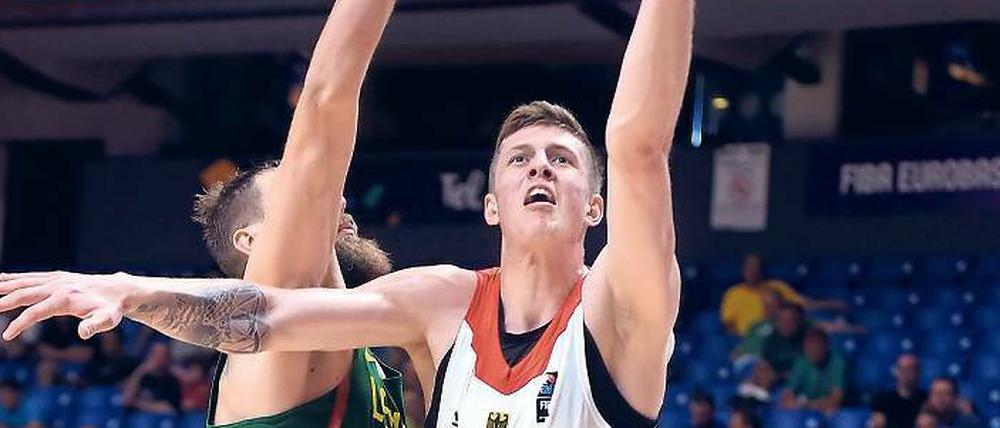 Schwer zu stoppen. Isaiah Hartenstein (rechts) erzielte gegen die starken Litauer zehn Punkte, davon allein acht im dritten Viertel.