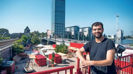 Events mit Ausblick. Alexander Skornia leitet das Geschehen im 1 Stralau. Gefeiert wird hier wohl seltener, dafür gibt es Streetfood-Events, einen Biergarten und bald auch Yogakurse.