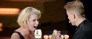Laudator Michael Mittermeier zeichnet Gerlinde Jänicke mit dem  Deutschen Radiopreises 2017 in der Kategorie "Beste Moderatorin" aus.