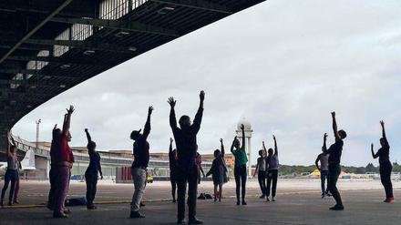 Alle sollen tanzen. Boris Charmatz bei einem Workshop zu seiner Choreografie "Levée" auf dem Tempelhofer Feld. 
