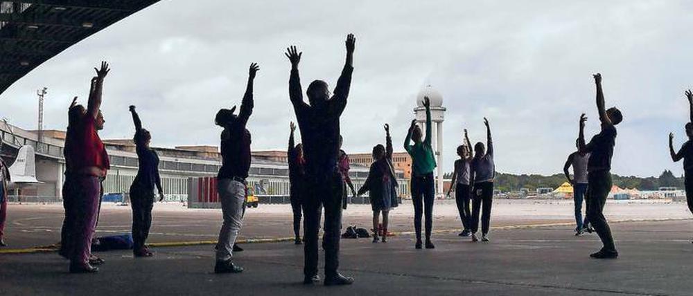 Alle sollen tanzen. Boris Charmatz bei einem Workshop zu seiner Choreografie "Levée" auf dem Tempelhofer Feld. 