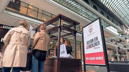 Das Einkaufszentrum „Mall of Berlin“ am Leipziger Platz verteilte am Donnerstag Geschenke für Air-Berlin-Mitarbeiter. 
