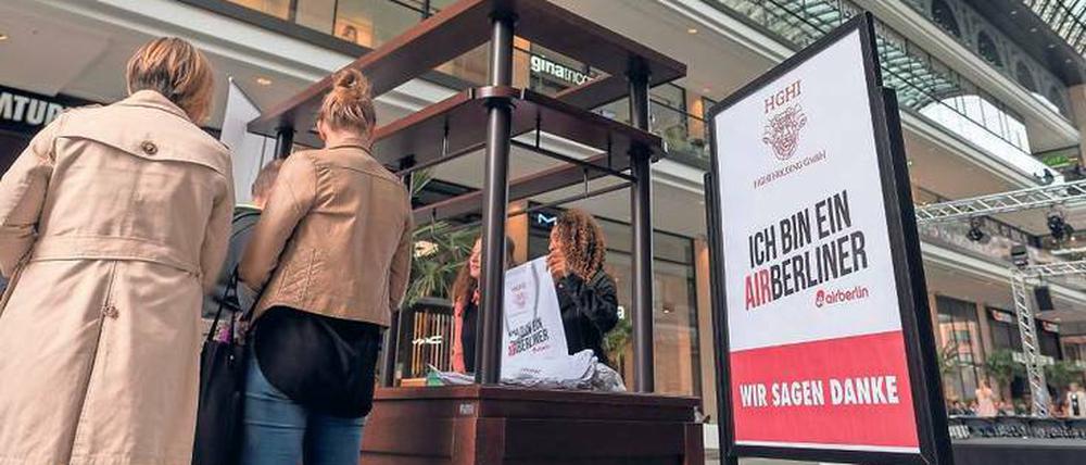 Das Einkaufszentrum „Mall of Berlin“ am Leipziger Platz verteilte am Donnerstag Geschenke für Air-Berlin-Mitarbeiter. 