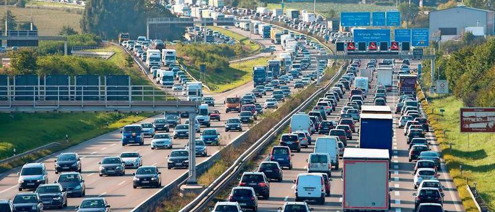 Stau der Verbrennungsmotoren. Der Straßenverkehr trägt einen großen Teil dazu bei, dass Deutschland seine Klimaziele bis 2020 deutlich verfehlen wird.