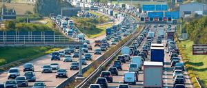 Stau der Verbrennungsmotoren. Der Straßenverkehr trägt einen großen Teil dazu bei, dass Deutschland seine Klimaziele bis 2020 deutlich verfehlen wird.
