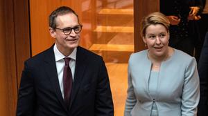 Ein Bild aus besseren Tagen: Michael Müller (l), damals noch Regierender Bürgermeister und die damalige SPD-Landesvorsitzende Franziska Giffey.